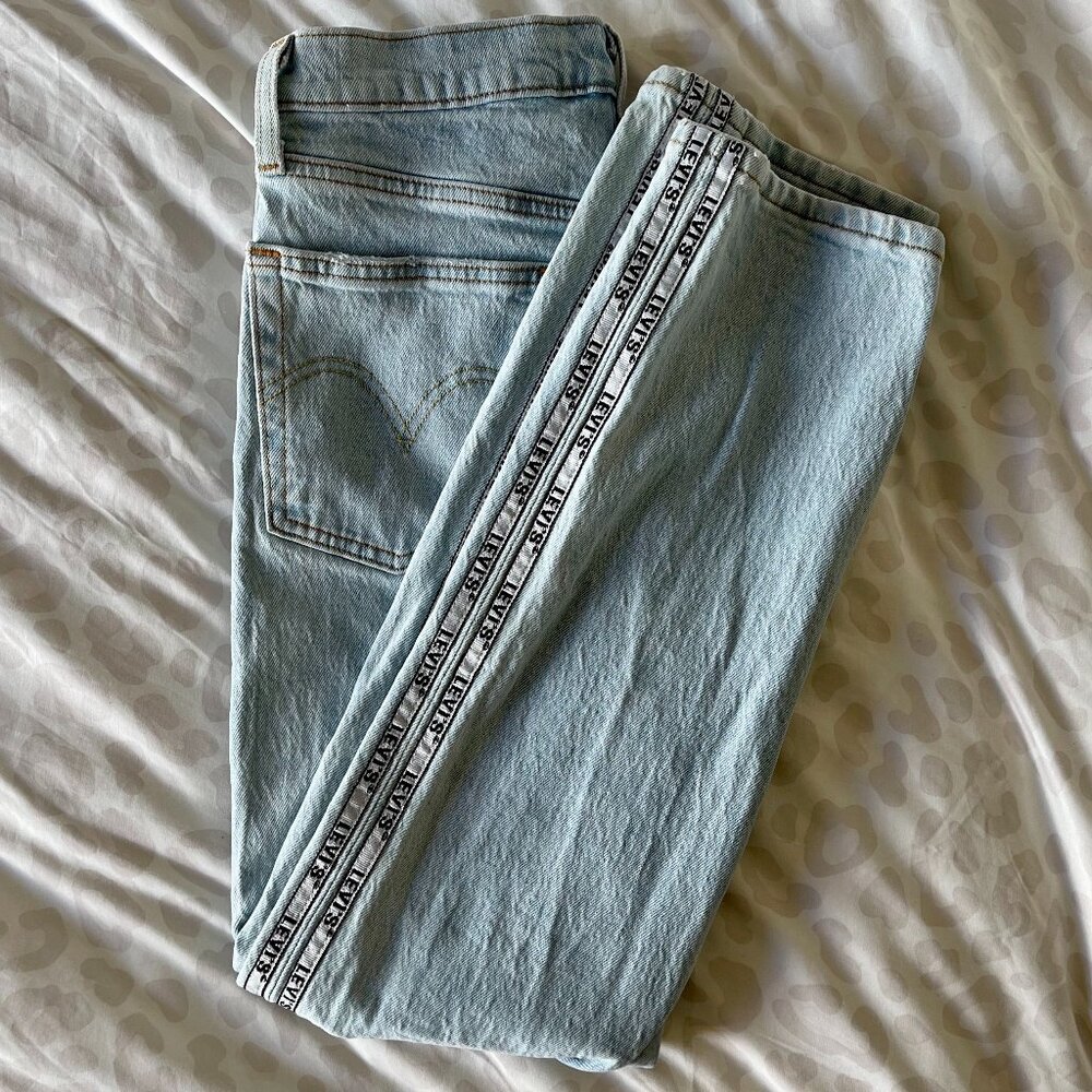 Levi’s 501 Light Wash High-Rise Jeans 26x26 – Button Fly with Levis Side Piping